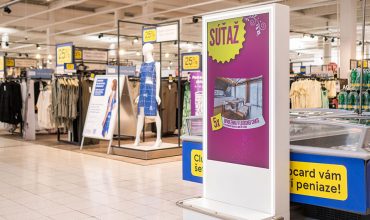 digital screens retail media strategy